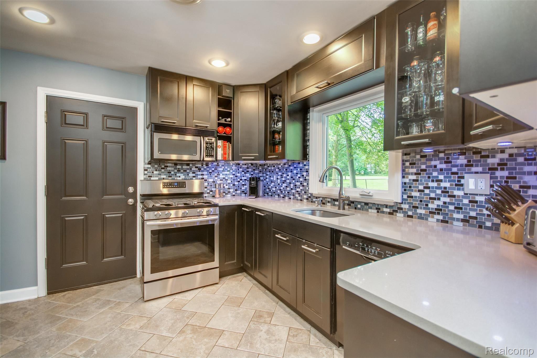 22921 Power Road Farmington, MI 48336 - Photo 10 of 40 DSC_1942enf.jpg