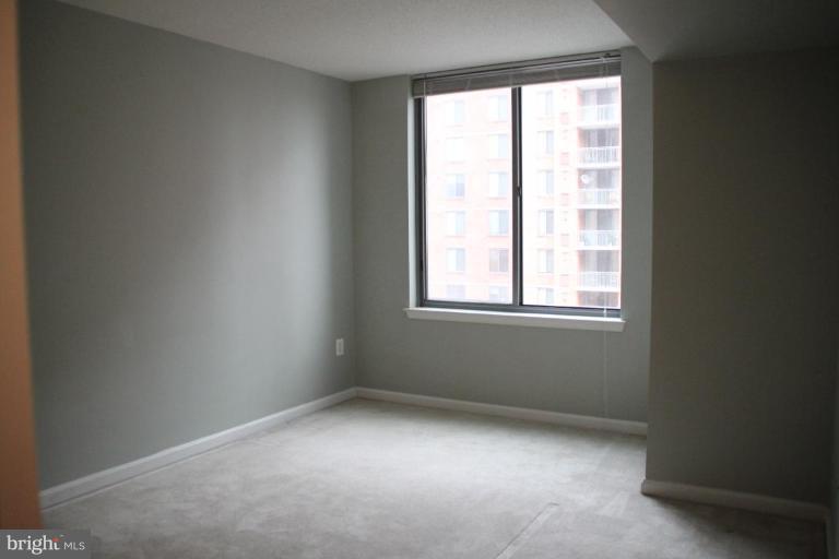 11710 Old Georgetown Road, Unit 824 Rockville, MD 20852 - Photo 7 of 12 an empty room with a window