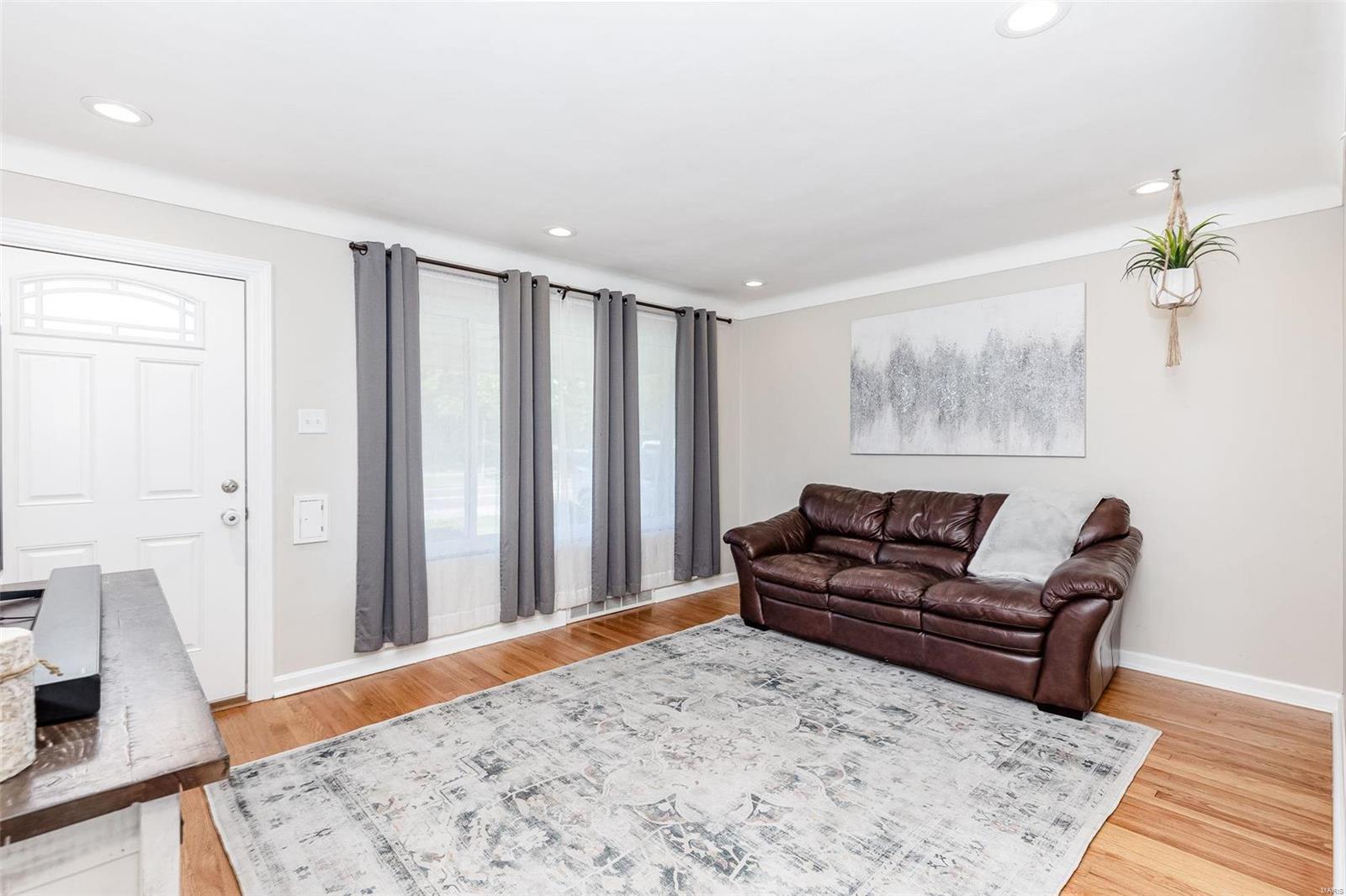 4723 Heege Road St. Louis, MO 63123 - Photo 4 of 36 Gallery Image 4
