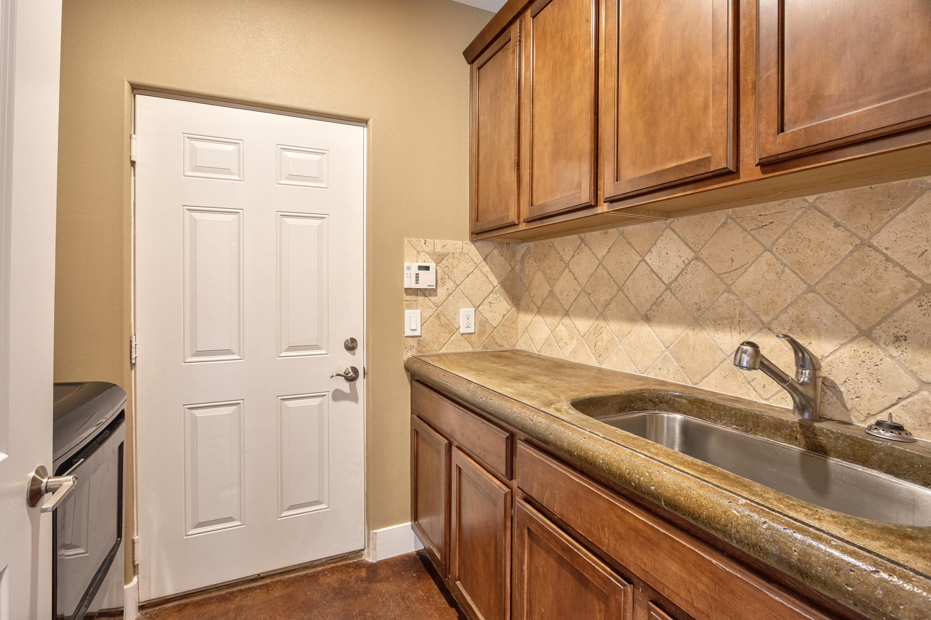 7225 Adobe Road Twentynine Palms, CA 92277 - Photo 30 of 61 41-Laundry-Room