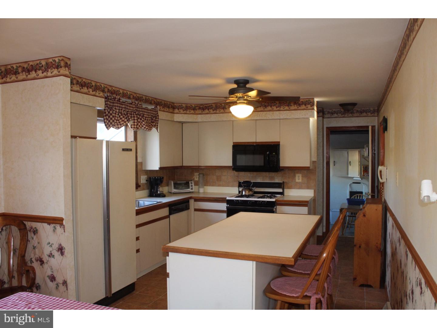 2221 Oakfield Road Warrington, PA 18976 - Photo 5 of 18 Gallery Image 5