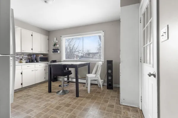 a dining room that has a table and chairs in it