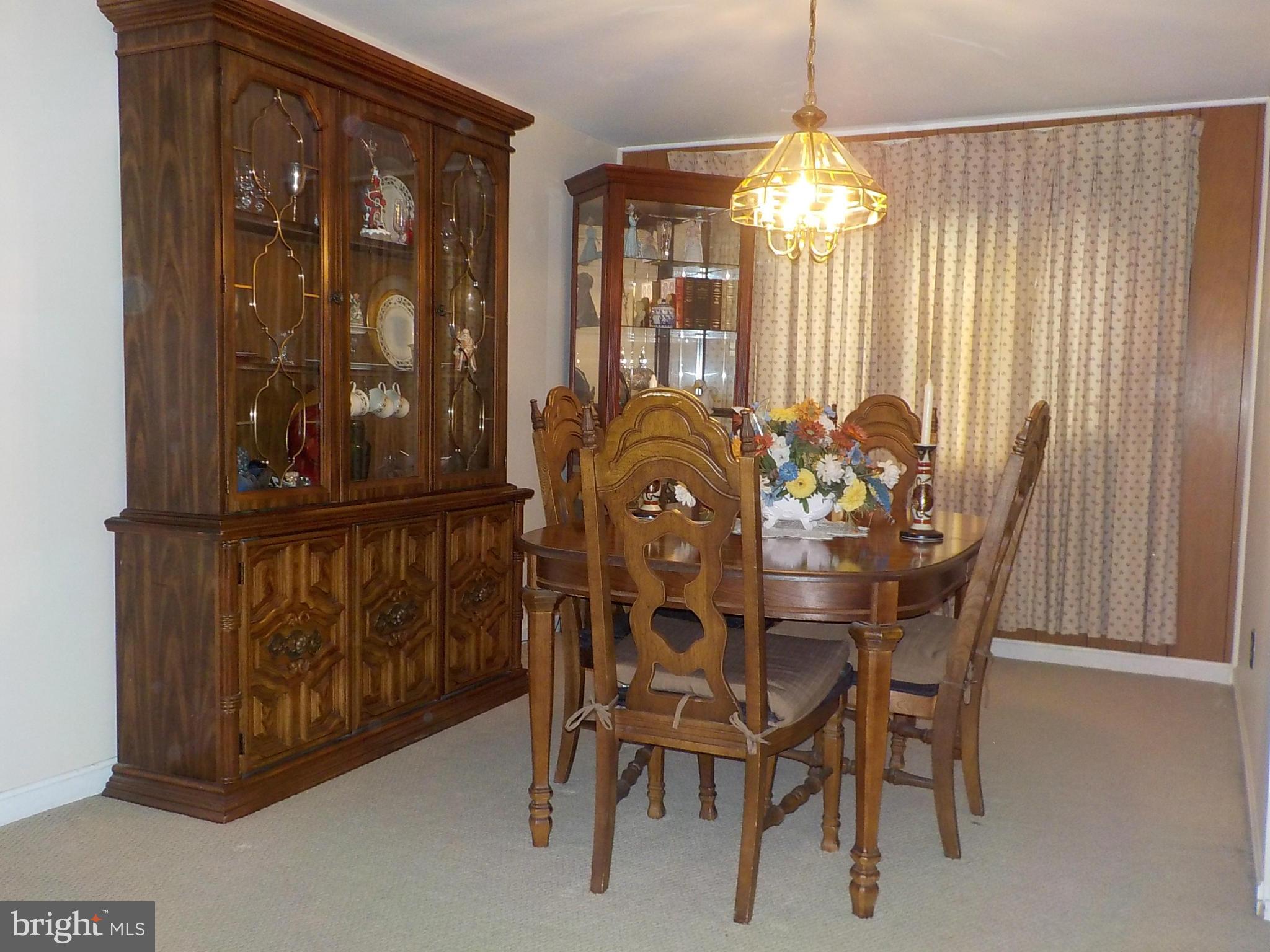944 Middleborough Road Baltimore, MD 21221 - Photo 6 of 30 a dining room with furniture and window