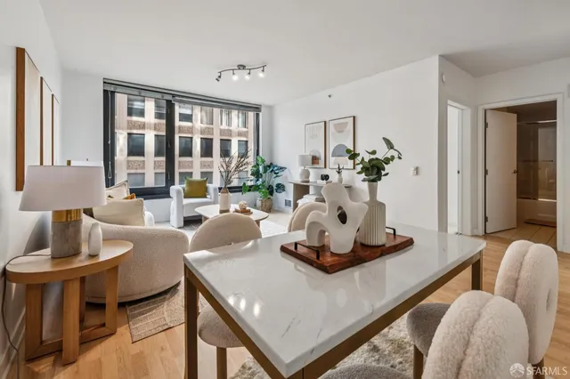 a view of livingroom with furniture