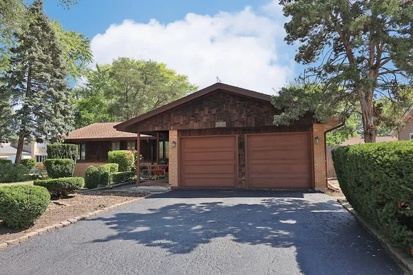 $3,100 | 661 Sycamore Drive, Elk Grove Village, IL 60007