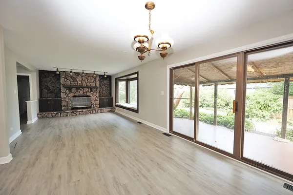 $3,100 | 661 Sycamore Drive, Elk Grove Village, IL 60007