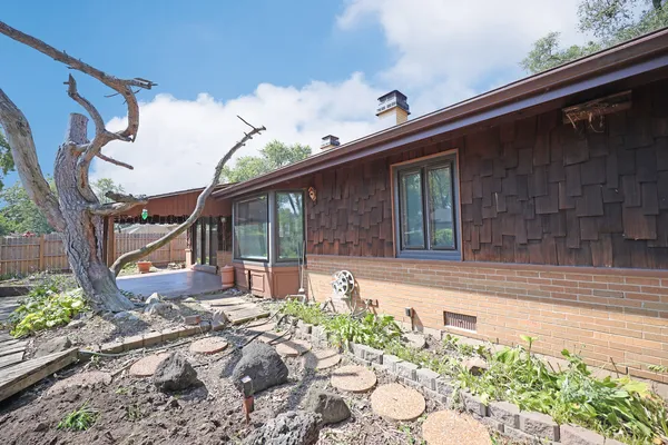 $3,100 | 661 Sycamore Drive, Elk Grove Village, IL 60007