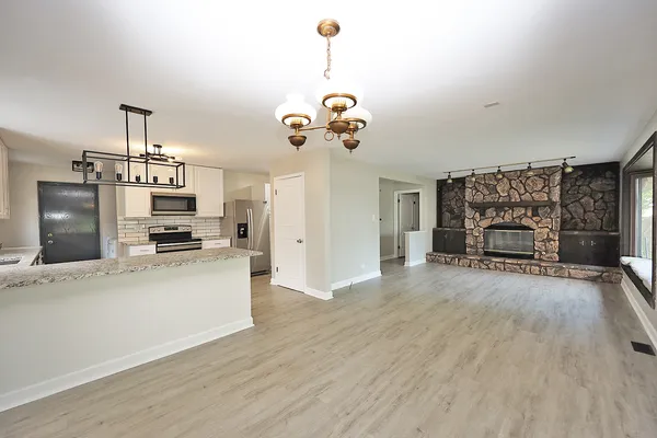 $3,100 | 661 Sycamore Drive, Elk Grove Village, IL 60007