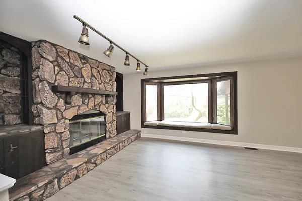 $3,100 | 661 Sycamore Drive, Elk Grove Village, IL 60007