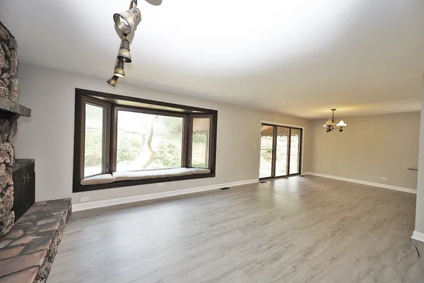 $3,100 | 661 Sycamore Drive, Elk Grove Village, IL 60007