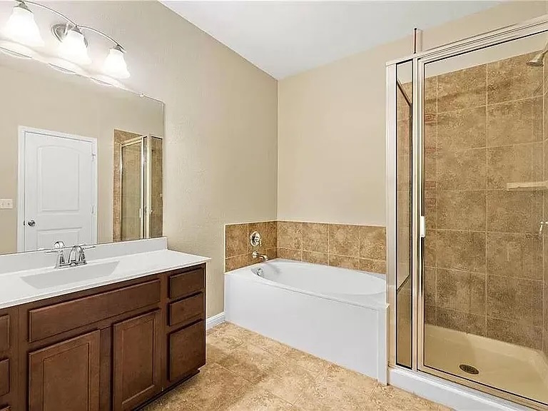 417 Tula Trail Leander, TX 78641 - Photo 14 of 24 a bathroom with a sink mirror toilet and bathtub
