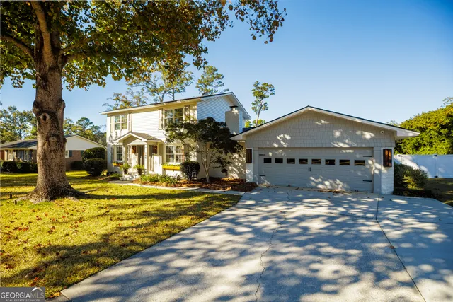 a view of a house with a yard