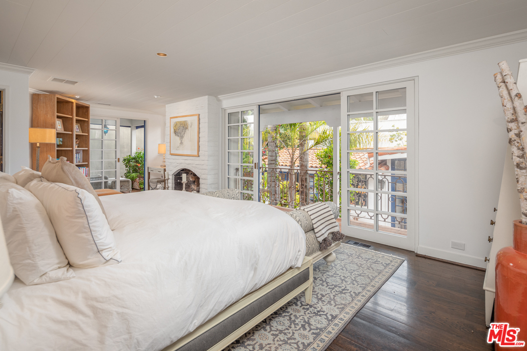 548 Dryad Road Santa Monica, CA 90402 - Photo 18 of 34 a large bed sitting in a bedroom next to a window