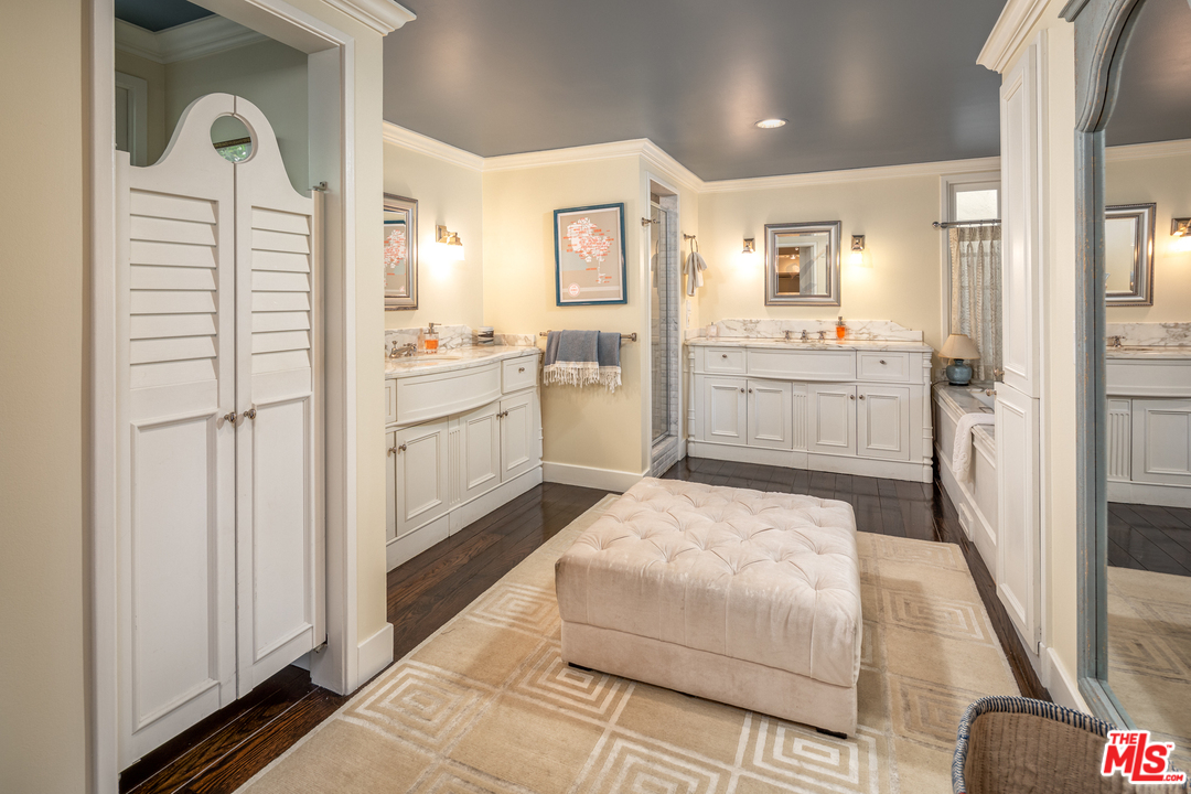 548 Dryad Road Santa Monica, CA 90402 - Photo 21 of 34 a room with a bed and a view of bathroom