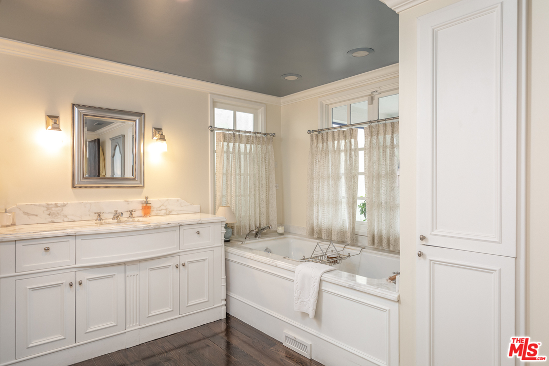 548 Dryad Road Santa Monica, CA 90402 - Photo 22 of 34 a bathroom with a double vanity sink and mirror