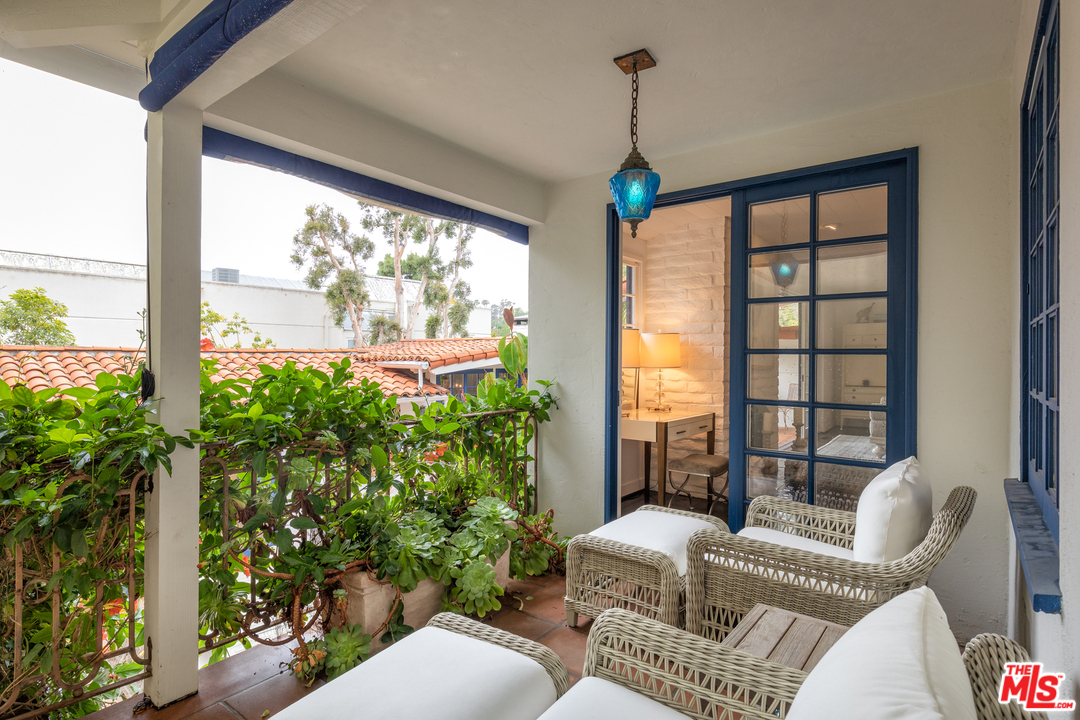 548 Dryad Road Santa Monica, CA 90402 - Photo 25 of 34 a living room with furniture and a window