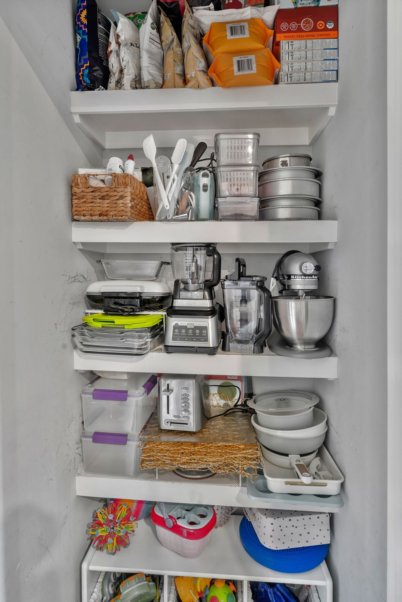 1043 Berra Drive Springfield, TN 37172 - Photo 12 of 33 a room with lots of different colored cloths