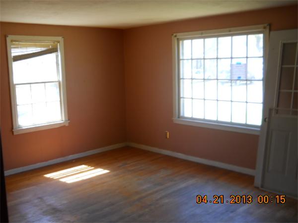 39 Bernard Street Springfield, MA 01109 - Photo 3 of 5 a room with a window
