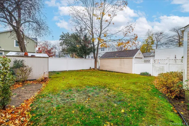 a view of back yard of the house