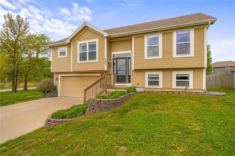 $300,000 | 101 Bridgeport Drive, Smithville, MO 64089