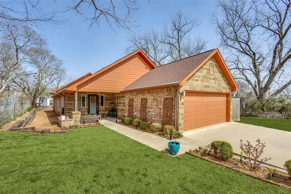 a view of a house with backyard and a tree