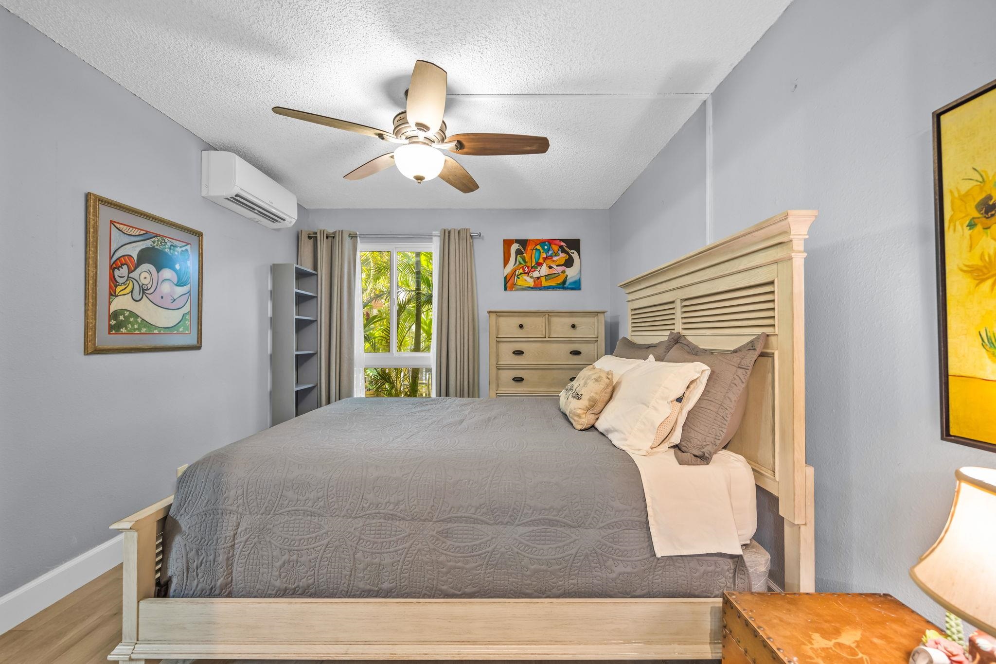 140 Uwapo Road, Unit 36104 Kihei, HI 96753 - Photo 13 of 33 a bedroom with a bed and a window