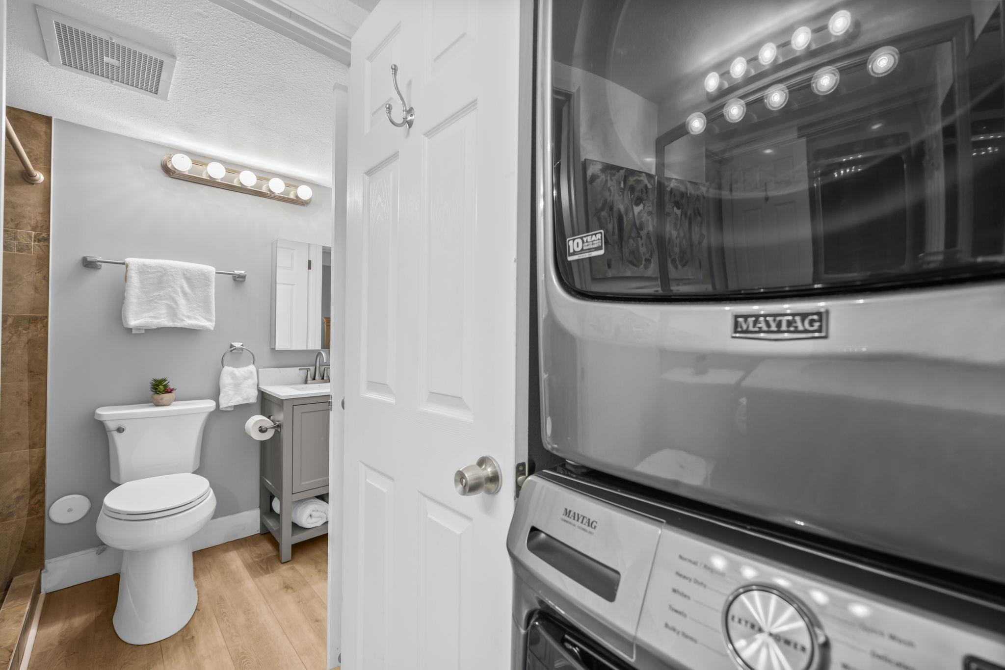 140 Uwapo Road, Unit 36104 Kihei, HI 96753 - Photo 17 of 33 a bathroom with a toilet a sink and a mirror