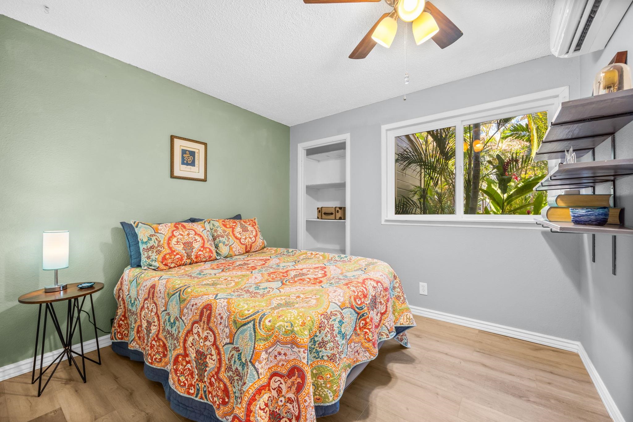 140 Uwapo Road, Unit 36104 Kihei, HI 96753 - Photo 5 of 33 a bedroom with a bed and a large window