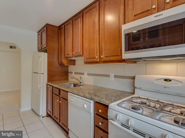 $1,975 | 103 Skyhill Road, Unit 6, Alexandria, VA 22314
