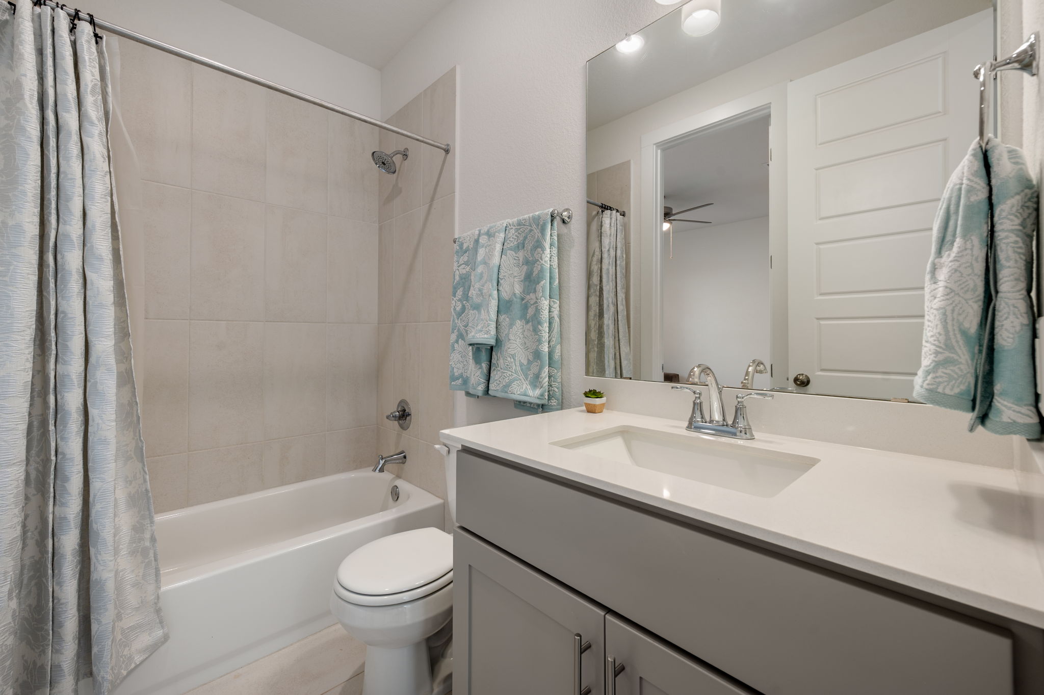 256 Comfort Maple Lane Dripping Springs, TX 78620 - Photo 14 of 39 The full bath on the main level offers dual accessibility from the guest suite and the hallway.