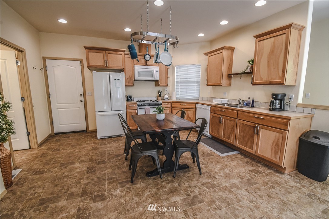 219 Elm Street Bremerton, WA 98310 - Photo 6 of 39 Gallery Image 6