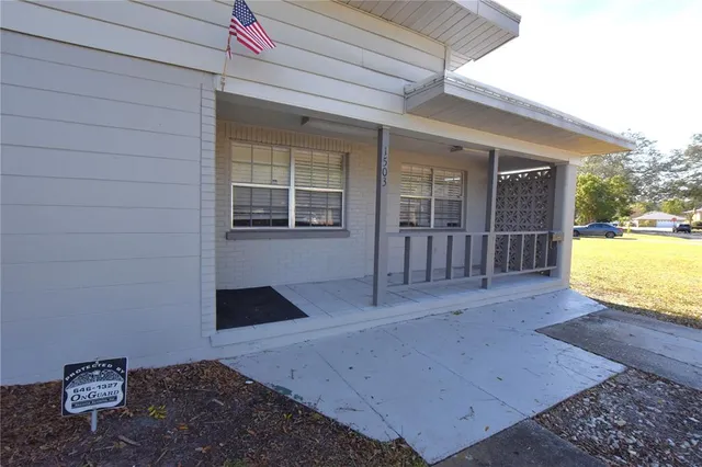 a view of a house with backyard and garden