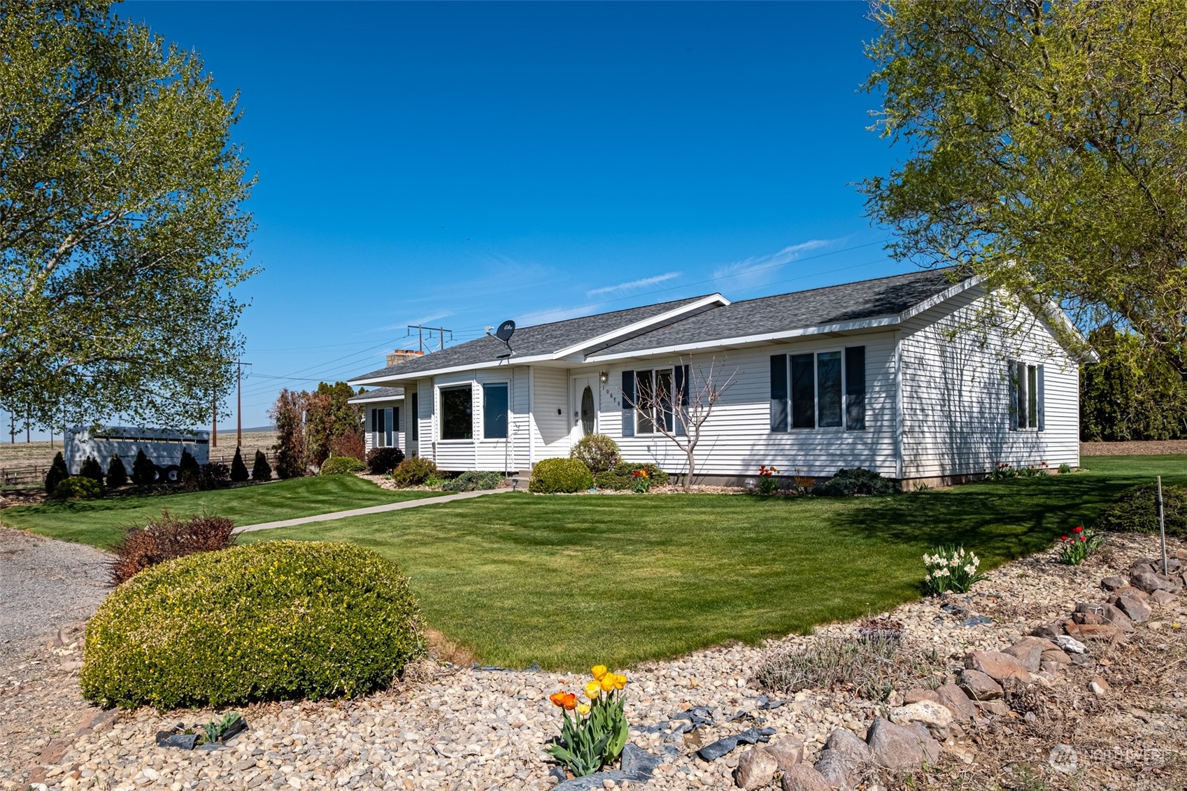 10676 13th Road Northwest Quincy, WA 98848 - Photo 20 of 34 a front view of a house with a garden