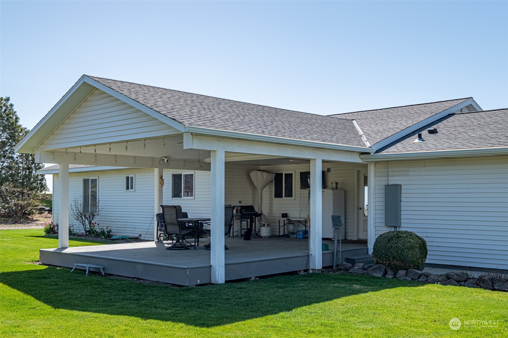 10676 13th Road Northwest Quincy, WA 98848 - Photo 21 of 34 a view of a house with backyard and porch