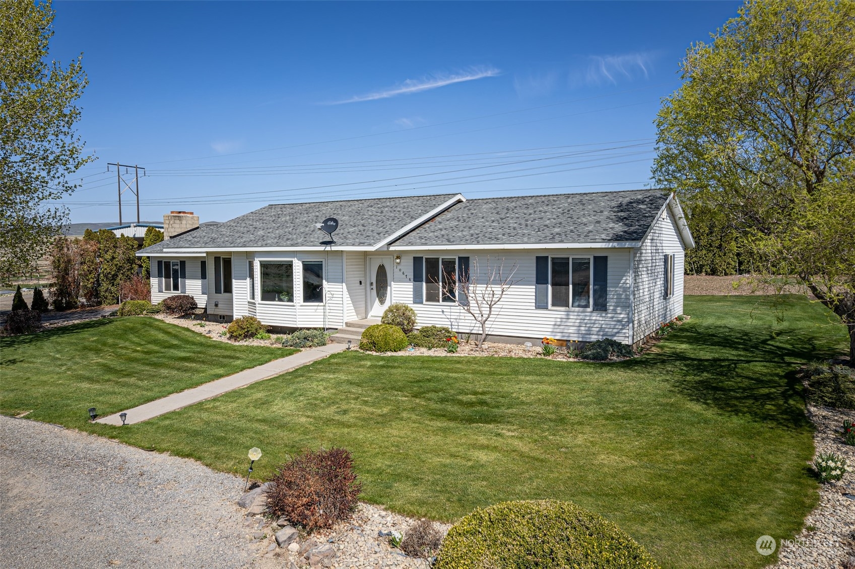 10676 13th Road Northwest Quincy, WA 98848 - Photo 26 of 34 a front view of a house with a garden