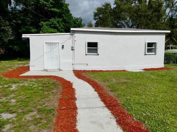 a view of a house with backyard