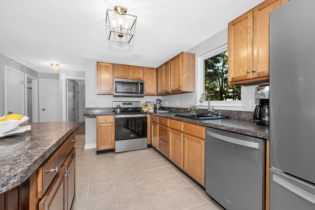 43 Hiawatha Road Woburn, MA 01801 - Photo 3 of 37 Gallery Image 3