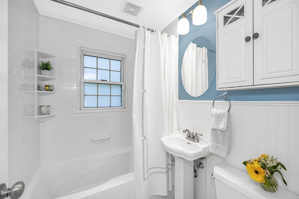 43 Hiawatha Road Woburn, MA 01801 - Photo 10 of 37 Gallery Image 10