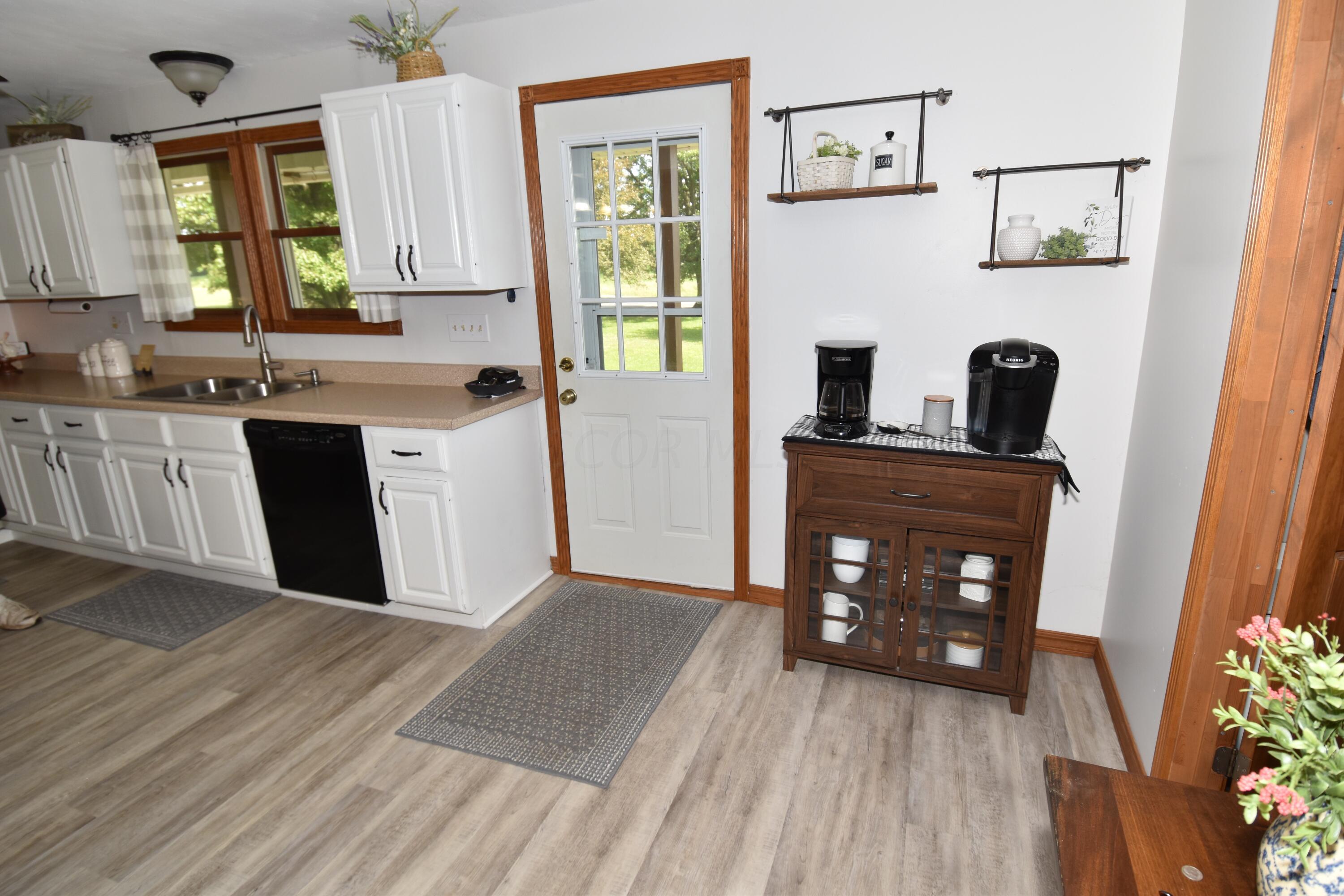 5137 Castle Road Johnstown, OH 43031 - Photo 19 of 66 Foyer/Kitchen Area