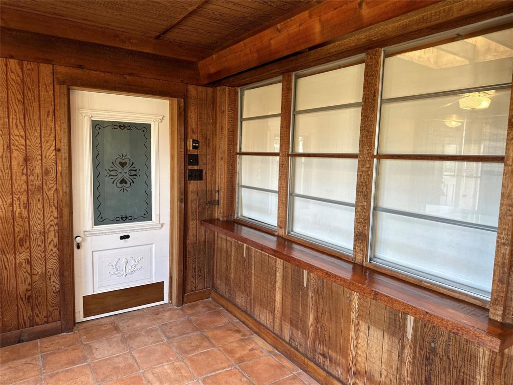 2301 Post Oak Road Abilene, TX 79605 - Photo 27 of 36 Door to garage