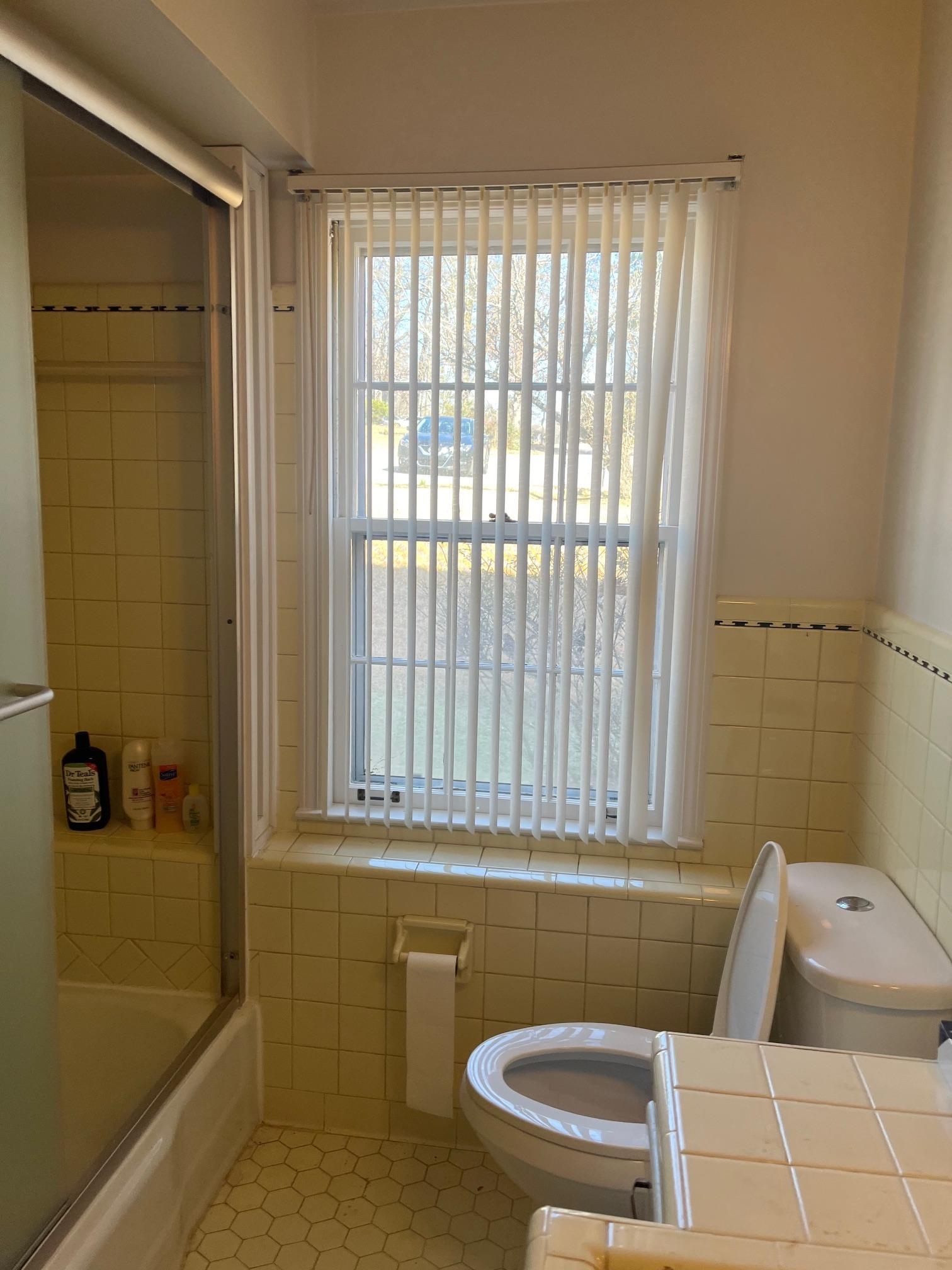 3025 Dumbarton Road Memphis, TN 38128 - Photo 20 of 22 a bathroom with a sink a toilet and tub