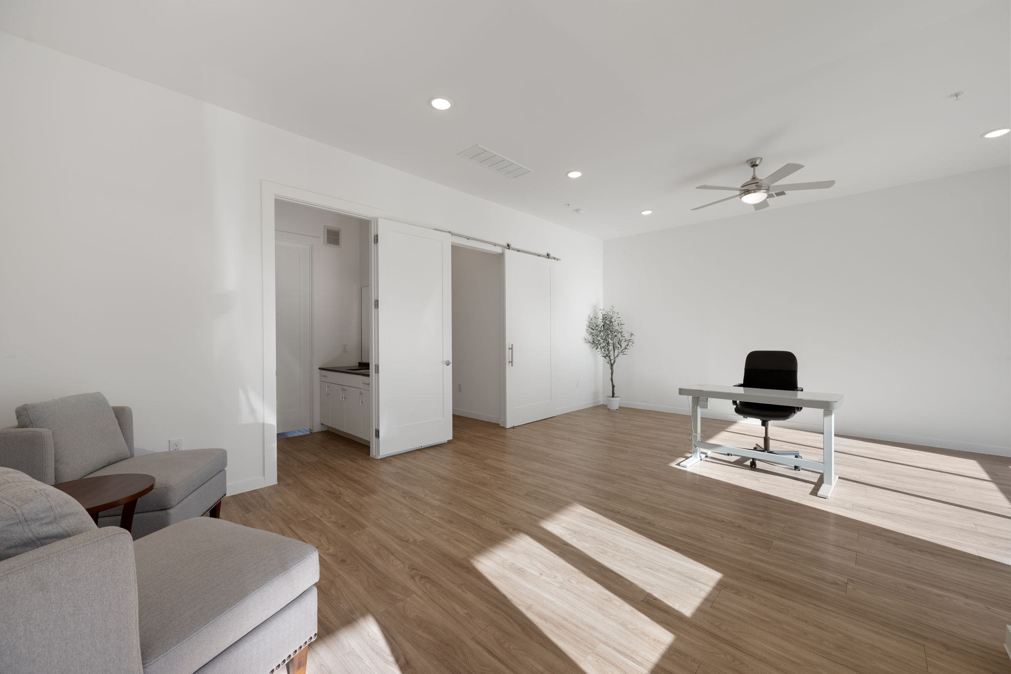 4901 Springdale Road, Unit 106 Austin, TX 78723 - Photo 5 of 40 a living room with furniture and a ceiling fan