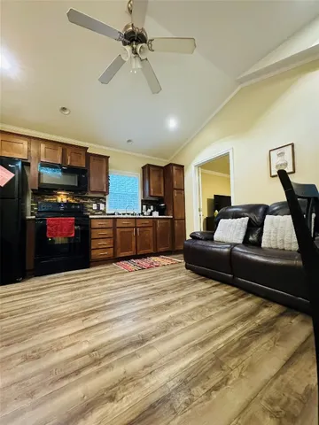 $799,999 | 1760 County Road 215, Weimar, TX 78962