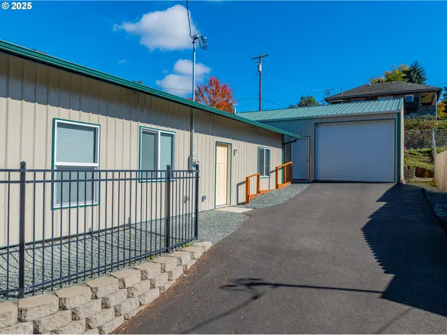 $236,000 | 401 B Street, Myrtle Point, OR 97458