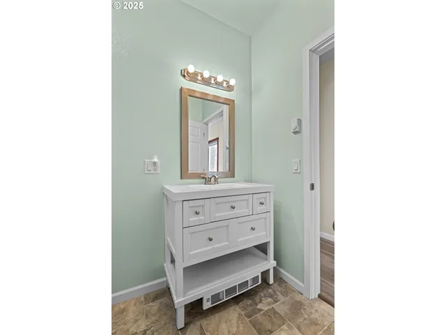 $236,000 | 401 B Street, Myrtle Point, OR 97458