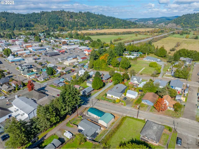 $236,000 | 401 B Street, Myrtle Point, OR 97458