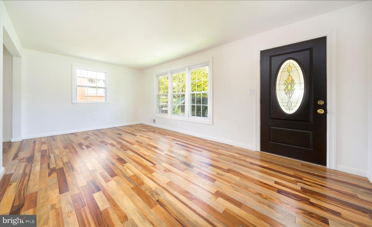 9234 Riggs Road Adelphi, MD 20783 - Photo 8 of 29 Living ROOM
