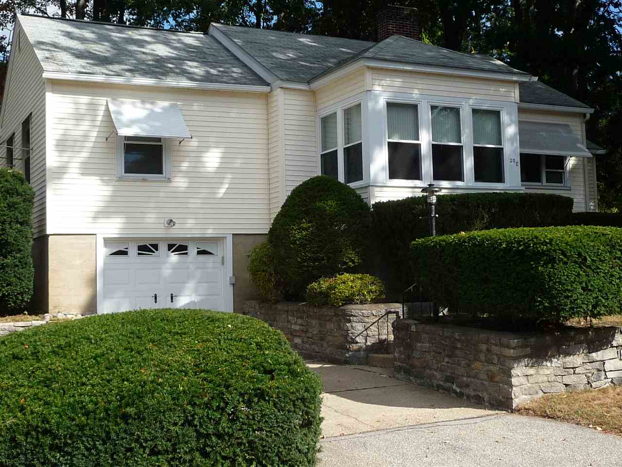 202 Kennard Road Manchester, NH 03104 - Photo 1 of 32