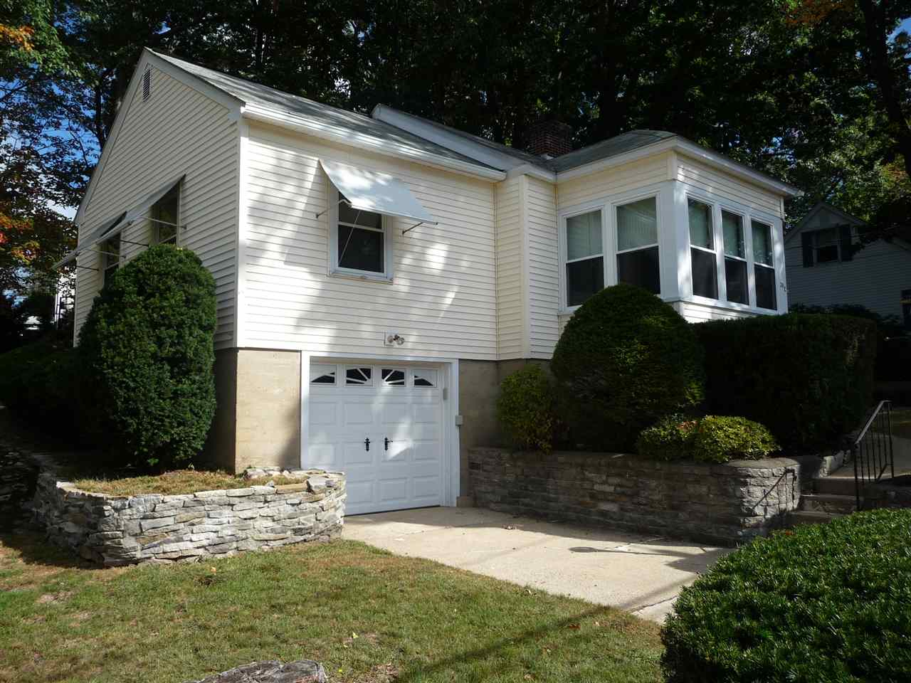202 Kennard Road Manchester, NH 03104 - Photo 3 of 32