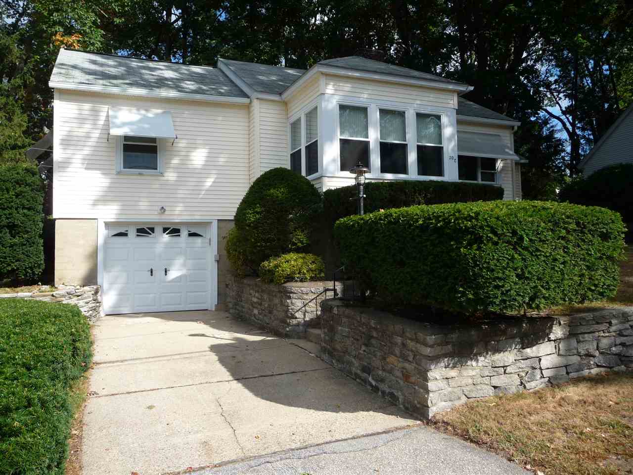 202 Kennard Road Manchester, NH 03104 - Photo 4 of 32